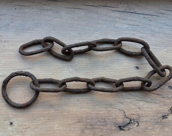 Chaîne en fer rouillé vintage avec anneau, trouvée avec un détecteur de métaux, style industriel, steampunk, art modifié, matériel d'artisanat, récupération rustique.