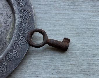 Petite clé squelette en métal ancien du XIXe siècle. Authentique artefact. Patine rouillée d'origine. Fragments d'histoire.