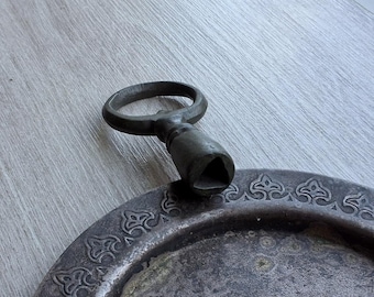 Clé en bronze antique du XIXe siècle. Patine verte d'origine.