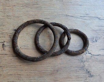 Ensemble de 3 anneaux anciens en fer rouillé, pièces de harnais vintage pour chevaux, matériel d'artisanat primitif de forgeron, patine d'origine, trouvaille au détecteur de métaux