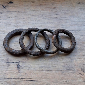 Gamla rostiga järnringar 1800-1900-tal Hem/bondgård/lada inredning Original patina