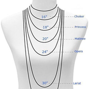 Pode incluir: Um manequim branco exibe v&aacute;rios comprimentos de colares. A imagem mostra colares com 40 cm, 45 cm, 50 cm, 61 cm e 76 cm, rotulados como Choker, Princess, Matinee, Opera e Lariat, respetivamente.