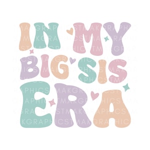 Könnte beinhalten: Ein pastellfarbenes Grafikdesign mit dem Text "In My Big Sis Era" in einem Retro-Schriftstil. Das Design enthält Herzen und Sterne.