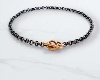 Bracciale in metallo misto. Delicato bracciale bicolore. Bracciale a catena sottile a strati. Catena con chiusura a barilotto, regalo di tutti i giorni. Regalo di Natale per lei.