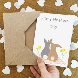 Carte de fête des mères lapins - jonquilles - pique-nique - carte de maman - carte recyclée écologique