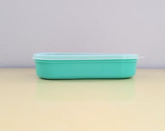 浅い楕円形の翡翠色のタッパーウェア容器