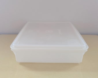 大きな白い長方形のタッパーウェア