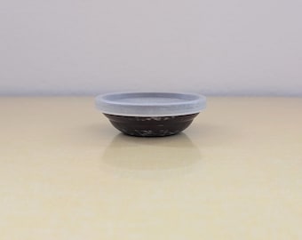 茶色のタッパーウェア製おもちゃ用ボウル（蓋付き）