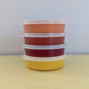 Pomarańczowe, żółte i czerwone naczynia Hombre Tupperware z pokrywkami