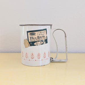 Vintage Squeeze Handle 3 Cup Metal Flour Sifter from Androck