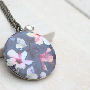 Bronzene Halskette mit Fotomedaillon und zarten Blüten auf der Vorderseite