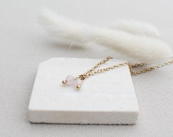 Goldene Kette mit Rosenquarz, zarte handgemachte Kirschkette in Rosa Edelstein