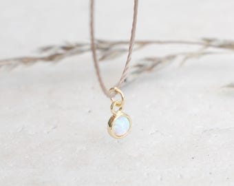 Goldene Kette mit Mondstein-Anhänger, Minimalistischer Schmuck, Handgefertigt