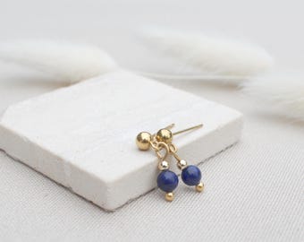 Goldene Ohrstecker mit dunkelblauer Lapislazuli Edelstein Perle, elegant & minimalistisch
