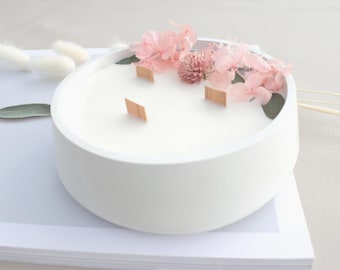 Handgemachte Kerze mit getrockneten Blüten im Betongefäß und Holzdocht, skandinavische Deko und Geschenkidee zum Valentinstag
