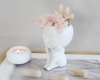 Blumenmädchen aus weißem Beton, handgefertigt im Skandi Wohndesign Vase für Trockenblumen