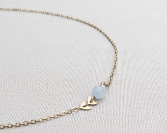 Zarte vergoldete Halskette mit Aquamarin & zwei Blättern, minimalistischer Schmuck, handgefertigte Kette, Geschenk für sie