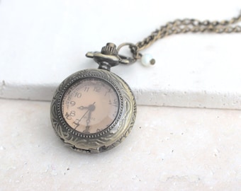 Bronzene Kettenuhr mit altrosa Fenster und weißer Perlmutt Perle, Geschenk zum Muttertag
