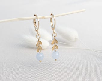 Goldene Ohrringe mit Blättern und Aquamarin, Naturstein Ohrringe, Boho Ohrringe