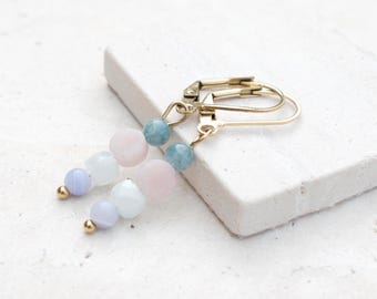 Goldene Edelstein Ohrringe mit Aquamarin, Opal und Lapislazuli, leichte Boho Ohrhänger, handgefertigter Schmuck