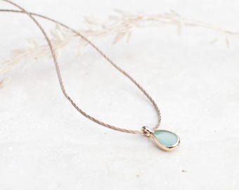 Minimalistische Kette mit türkis goldenem tropfen Anhänger