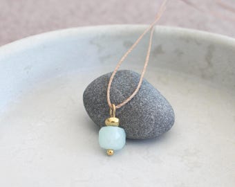 Goldene Jade Halskette in hellem türkis – Eleganter Edelstein Anhänger mit goldener Perle und braunem Nylonband