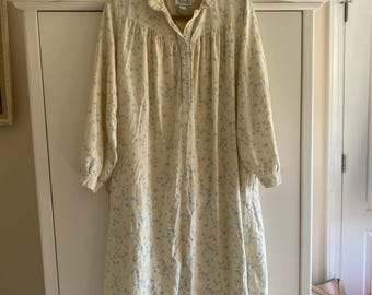 Vintage Character Grannycore soft yellow nightgown size Large