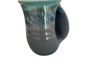 Taza de cerámica para calentar té o café hecha a mano