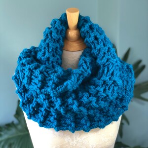 Outlander inspirierter Loop Schal, klobiger Schal in leuchtendem Petrol, handgestrickter Loop, Halswärmer, Loop Schal, Schal mit dem gewissen Etwas