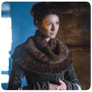 Outlander cowl, faux fur neck warmer, hand knitted chunky circular scarf, Outlander fan gift, gift for mom, gift for girlfriend