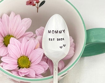 Vintage silver spoon - Mommy est .. ,  Hand stamped silver spoon, personalized and dated spoon, new mom gift