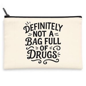 Könnte beinhalten: Cremefarbene Reißverschlusstasche mit dem Text "DEFINITELY NOT A BAG FULL OF DRUGS" in Schwarz. Die Tasche hat einen schwarzen Reißverschluss und eine rechteckige Form. Der Text ist in einer verspielten, dekorativen Schriftart.