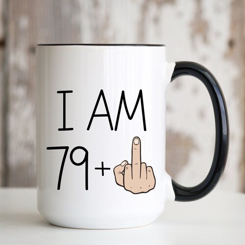 Taza con el dedo medio I Am 79 Plus, taza de café de cerámica de 15 oz, divertida idea de regalo de 80 cumpleaños para hombres, mujeres, mamá, papá, abuela, abuelo que cumple 80 años