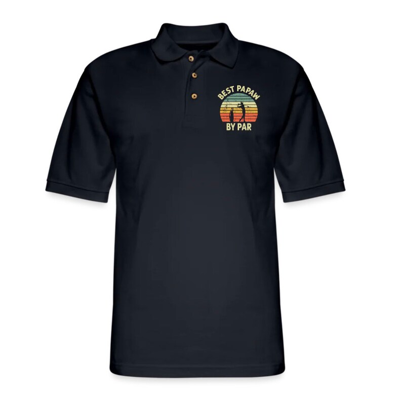 Puede incluir: Camiseta polo negra con un gr&aacute;fico de estilo vintage que dice "Best Papaw By Par" con una silueta de golfista en una puesta de sol.