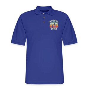 Puede incluir: Camiseta polo azul real con un gr&aacute;fico de estilo vintage que dice "Best Papaw By Par" con una silueta de golfista frente a una puesta de sol.