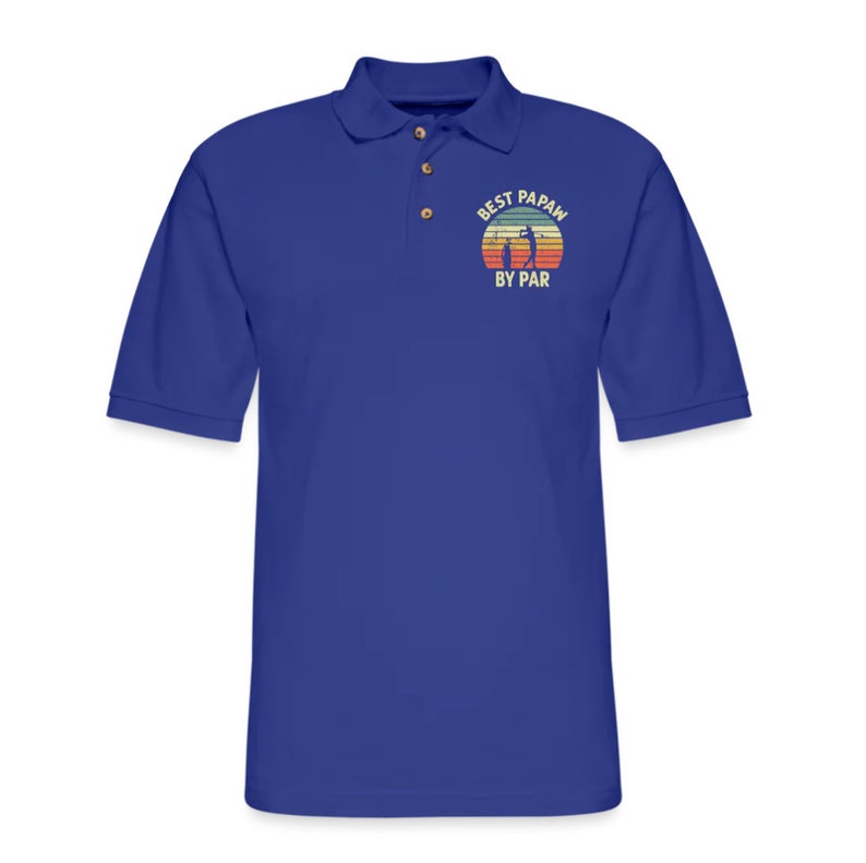 Puede incluir: Camiseta polo azul real con un gr&aacute;fico de estilo vintage que dice "Best Papaw By Par" con una silueta de golfista frente a una puesta de sol.