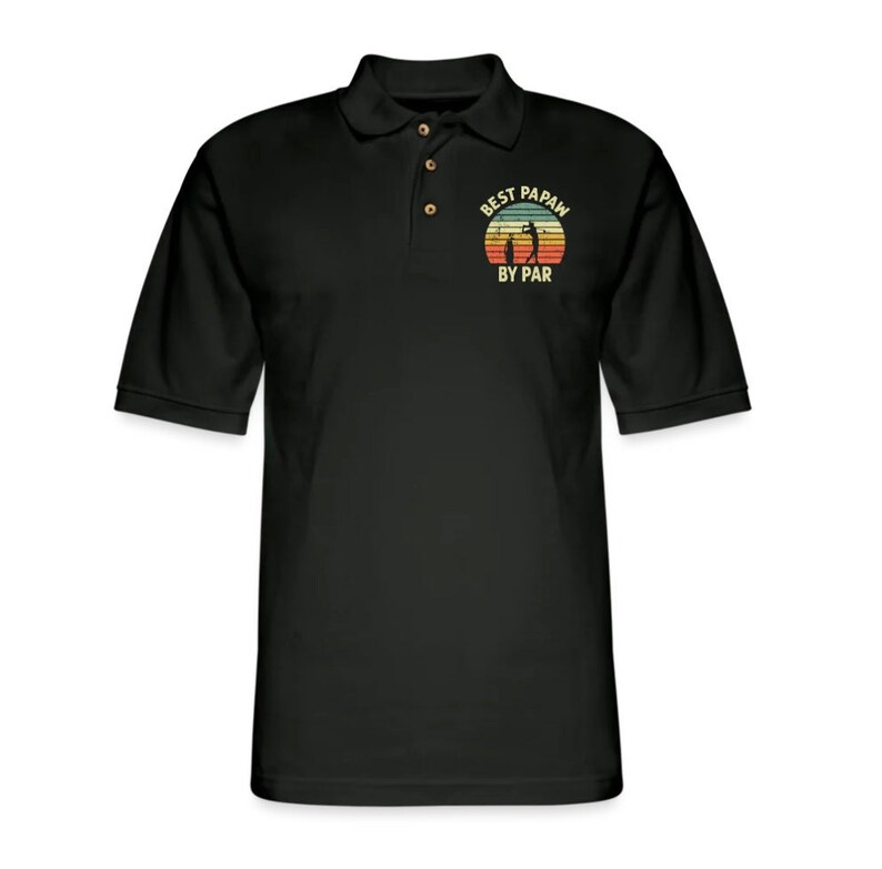 Puede incluir: Camiseta polo negra con un gr&aacute;fico de estilo vintage que dice "Best Papaw By Par" con una silueta de un golfista.