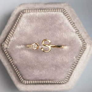 Anillo de compromiso de moissanita premium con letra personalizada, oro de 14 quilates, anillo inicial con letra personalizada, regalo de aniversario, listo para enviar.