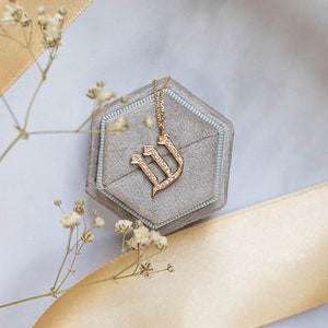 Collar con inicial de diamante Herbew en oro de 14-18 quilates. Collar con inicial de diamante Herbew. Joyería única. Regalos para mejores amigas.