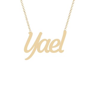 Puede incluir: Un collar dorado con el nombre "Yael" en cursiva. El colgante est&aacute; suspendido de una delicada cadena. El collar se muestra sobre un fondo blanco.