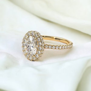 Anello di fidanzamento con alone di diamanti ovali in oro 18K-14K Anello di fidanzamento unico con alone di diamanti Anello ovale con promessa per la fidanzata - Amy