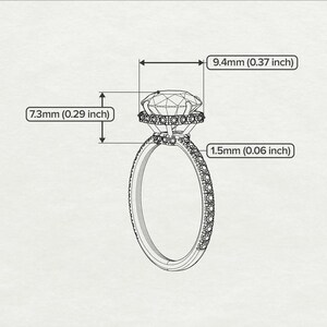 K&ouml;nnte beinhalten: Ein silberner Ring mit einem gro&szlig;en, runden, facettierten Edelstein, der von kleineren Edelsteinen umgeben ist. Der Ring ist 9,4 mm breit und 7,3 mm hoch.