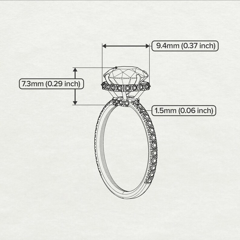 K&ouml;nnte beinhalten: Ein silberner Ring mit einem gro&szlig;en, runden, facettierten Edelstein, der von kleineren Edelsteinen umgeben ist. Der Ring ist 9,4 mm breit und 7,3 mm hoch.