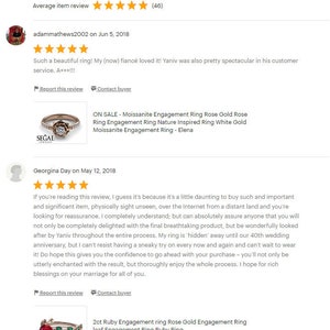 Op de afbeelding: Twee klantbeoordelingen voor een juwelierszaak. De eerste beoordeling is vijf sterren en luidt: "Wat een prachtige ring! Mijn (nu) verloofde was er dol op! Yaniv was ook erg goed in zijn klantenservice. A+++!!!". De tweede beoordeling is ook vijf sterren en luidt: "Als je deze beoordeling leest, is het waarschijnlijk omdat het een beetje intimiderend is om zo'n belangrijk en significant item te kopen, zonder het fysiek te hebben gezien, via internet vanuit een ver land, en je zoekt naar geruststelling. Ik begrijp het helemaal; maar ik kan iedereen verzekeren dat je niet alleen volledig tevreden zult zijn met het uiteindelijke adembenemende product, maar ook tijdens het hele proces geweldig geholpen zult worden door Yaniv. Mijn ring is 'verborgen' tot onze 40e huwelijksverjaardag, maar ik kan het niet weerstaan om hem af en toe stiekem te passen en ik kan niet wachten om hem te dragen! Ik hoop dat dit je het vertrouwen geeft om door te gaan met je aankoop - je zult niet alleen helemaal verliefd zijn op het resultaat, maar ook het hele proces echt genieten. Ik wens jullie veel geluk voor jullie huwelijk, voor jullie allemaal."