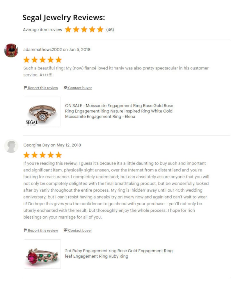 Op de afbeelding: Twee klantbeoordelingen voor een juwelierszaak. De eerste beoordeling is vijf sterren en luidt: "Wat een prachtige ring! Mijn (nu) verloofde was er dol op! Yaniv was ook erg goed in zijn klantenservice. A+++!!!". De tweede beoordeling is ook vijf sterren en luidt: "Als je deze beoordeling leest, is het waarschijnlijk omdat het een beetje intimiderend is om zo'n belangrijk en significant item te kopen, zonder het fysiek te hebben gezien, via internet vanuit een ver land, en je zoekt naar geruststelling. Ik begrijp het helemaal; maar ik kan iedereen verzekeren dat je niet alleen volledig tevreden zult zijn met het uiteindelijke adembenemende product, maar ook tijdens het hele proces geweldig geholpen zult worden door Yaniv. Mijn ring is 'verborgen' tot onze 40e huwelijksverjaardag, maar ik kan het niet weerstaan om hem af en toe stiekem te passen en ik kan niet wachten om hem te dragen! Ik hoop dat dit je het vertrouwen geeft om door te gaan met je aankoop - je zult niet alleen helemaal verliefd zijn op het resultaat, maar ook het hele proces echt genieten. Ik wens jullie veel geluk voor jullie huwelijk, voor jullie allemaal."