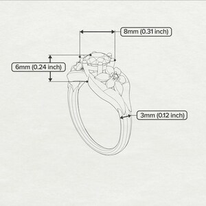 Op de afbeelding: Een zilveren ring met een bloemmotief en een ronde, heldere edelsteen. De ring is 8 mm breed en 6 mm hoog. De band is 3 mm breed.