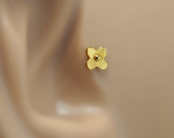Flower Tragus Stud - Gold Tragus Earring - Tiny Flower Helix - Gold Helix Earring - Bioflex 16g - Cartilage Stud - Helix Stud 16 Gauge