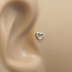 Kleiner Tragus Ohrstecker mit Herz – Gold oder Silber Knorpel Piercing Schmuck – Minimalistischer flacher Rücken
