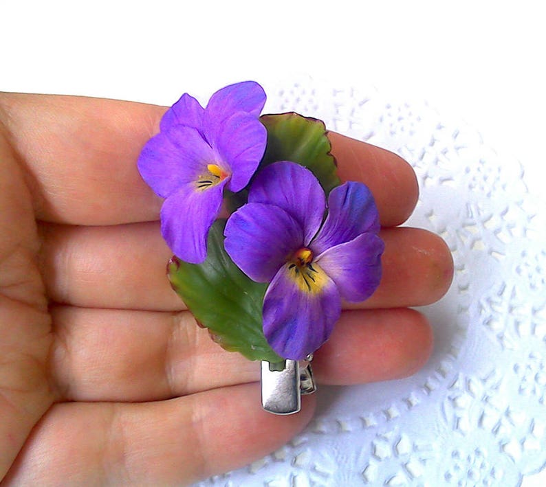 Wild violets spring hair clip Clay flowers Mothers gift for women Floral hair accessories Bridal flowers Handmade jewelry Ready for ship