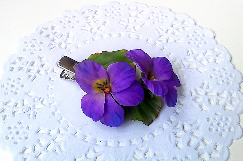 Wild violets spring hair clip Clay flowers Mothers gift for women Floral hair accessories Bridal flowers Handmade jewelry Ready for ship
